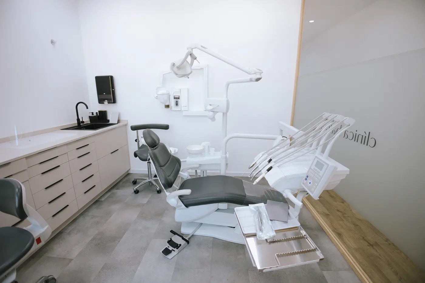 Gabinete dental de Clínica Balbea con sillón y monitor digital