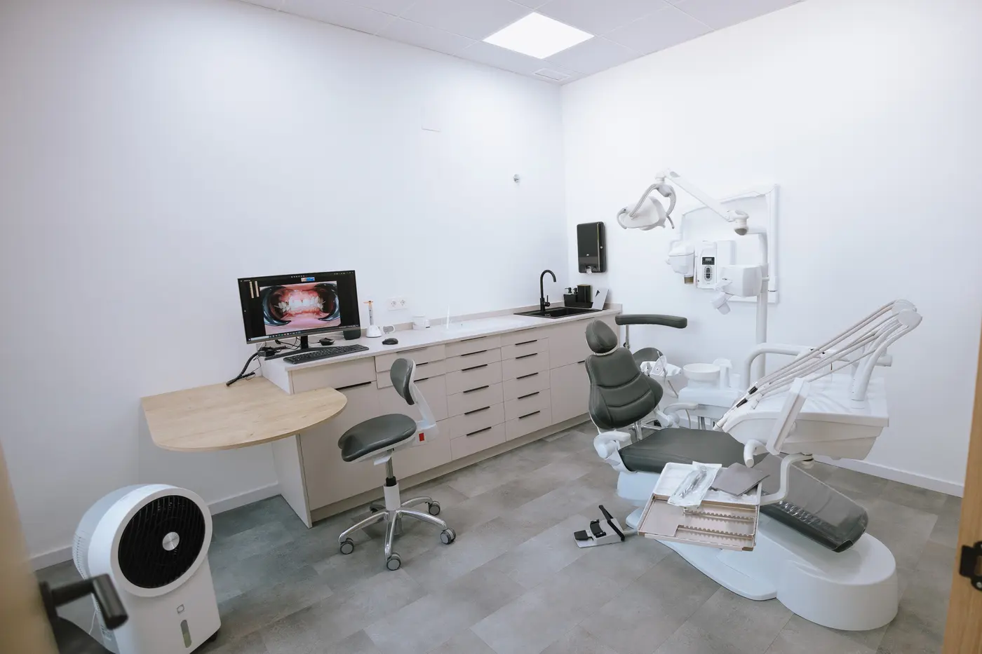 Gabinete dental con monitor mostrando fotografía intraoral