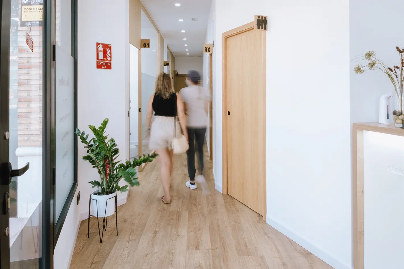 Pasillo de Clínica Balbea con puertas señalizadas a los gabinetes