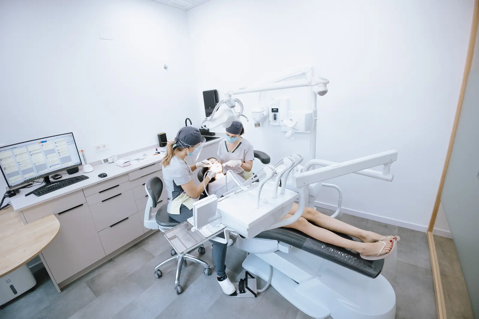 Dos profesionales de Clínica Balbea trabajando juntas en un tratamiento dental